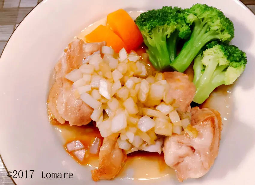 鶏肉のオニオンソースかけ